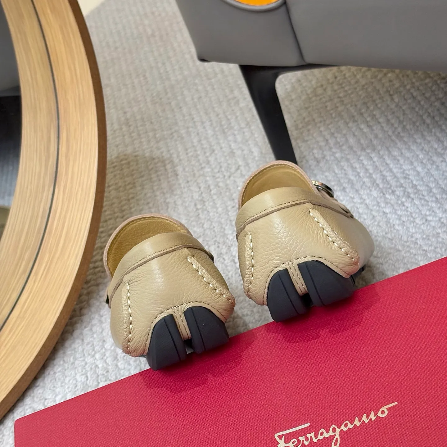 Men's men's shoes 💰420 (Yangli) Ferragamo 〰Ferragamo 2⃣️0⃣️2⃣️5️⃣ New series 👊🏻 Upper 🇮🇹 Italian imported calfskin, original outsole molding. Water-dyed sheepskin lining. The identity of every successful man is set off, and the upper and lower shoes are elegant and stable🚶🏻🚶🏻The high-end custom counter original replica is an eternal classic🔍️Number of codes: 38-46 with counter packaging